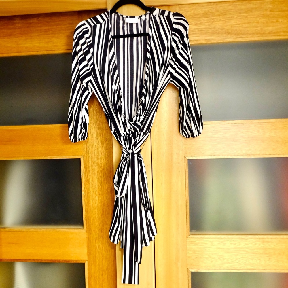NEW YORK & CO~BLACK & WHITE VERTICAL STRIPE V-NECK 3/4 SLEEVE STRETCHY ROMPER